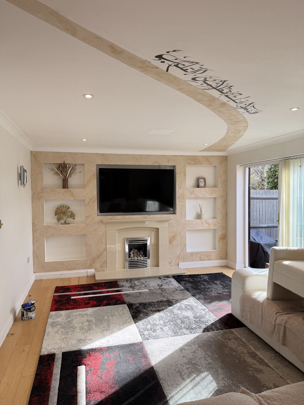 Cream marble-effect feature wall with curved ceiling detail